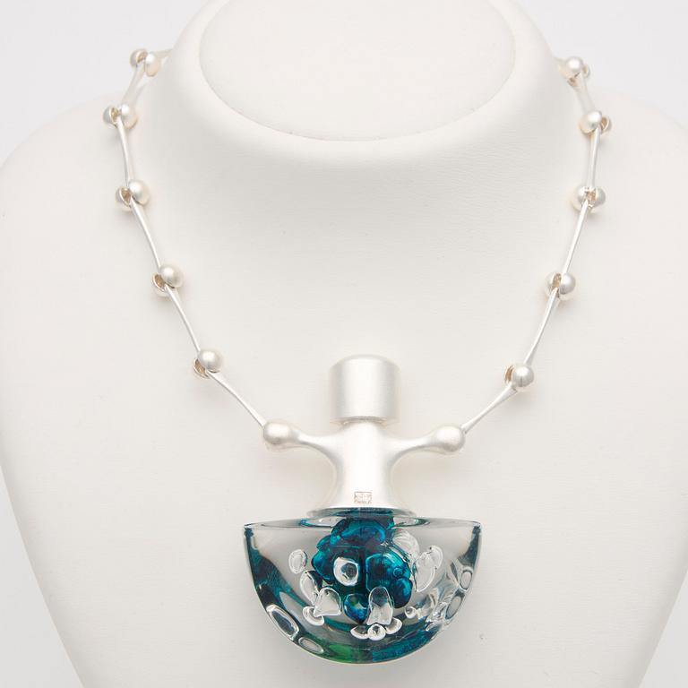 HALSSMYCKE, "Zitas Offer" sterlingsilver, akryl, Björn Weckström Lapponia 1988.