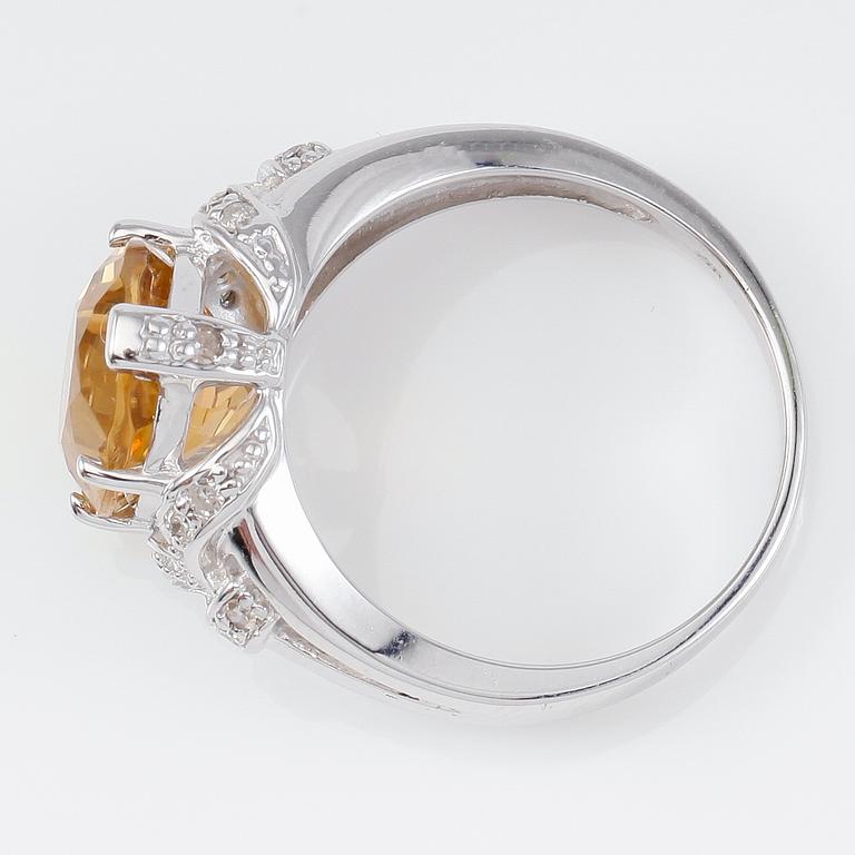 RING, 14K vitguld, citrin ca 6.00 ct. och mindre diamanter.