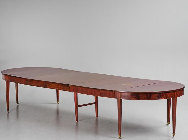 An English mahogany George III-style dining table, 19th century.