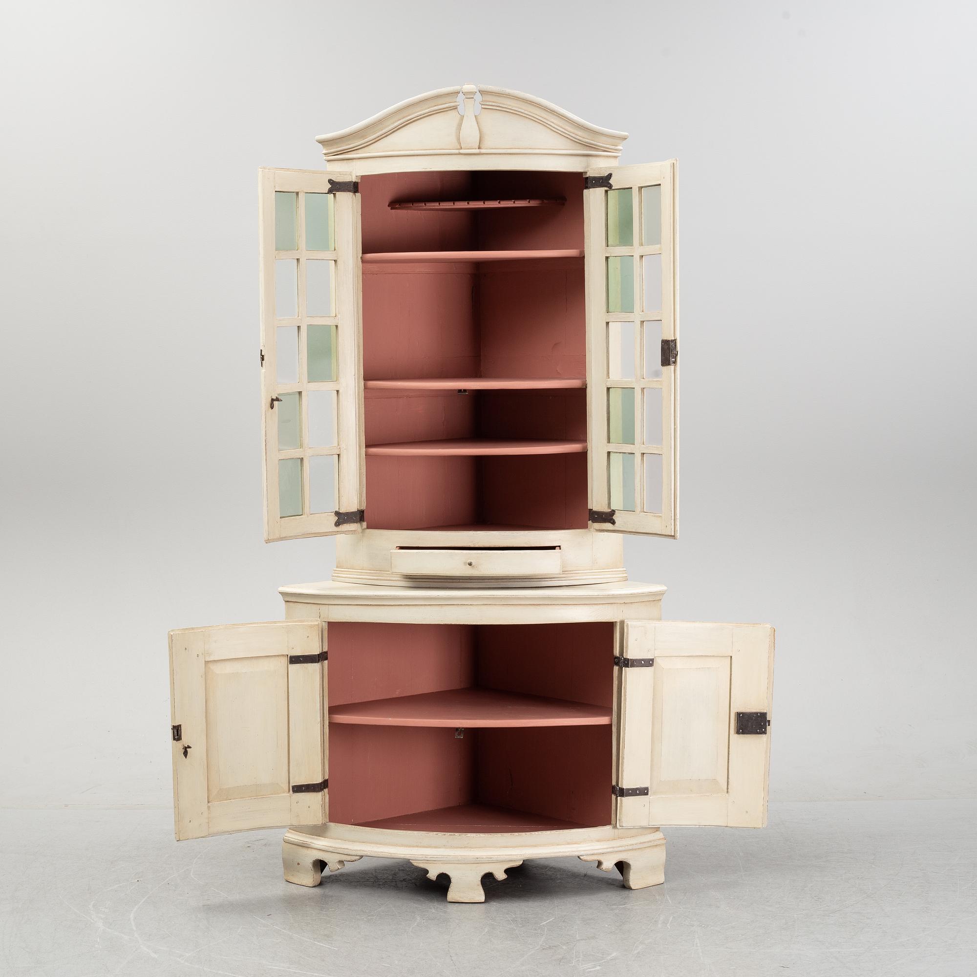 Hörnvitrinskåp, 1700-tal.