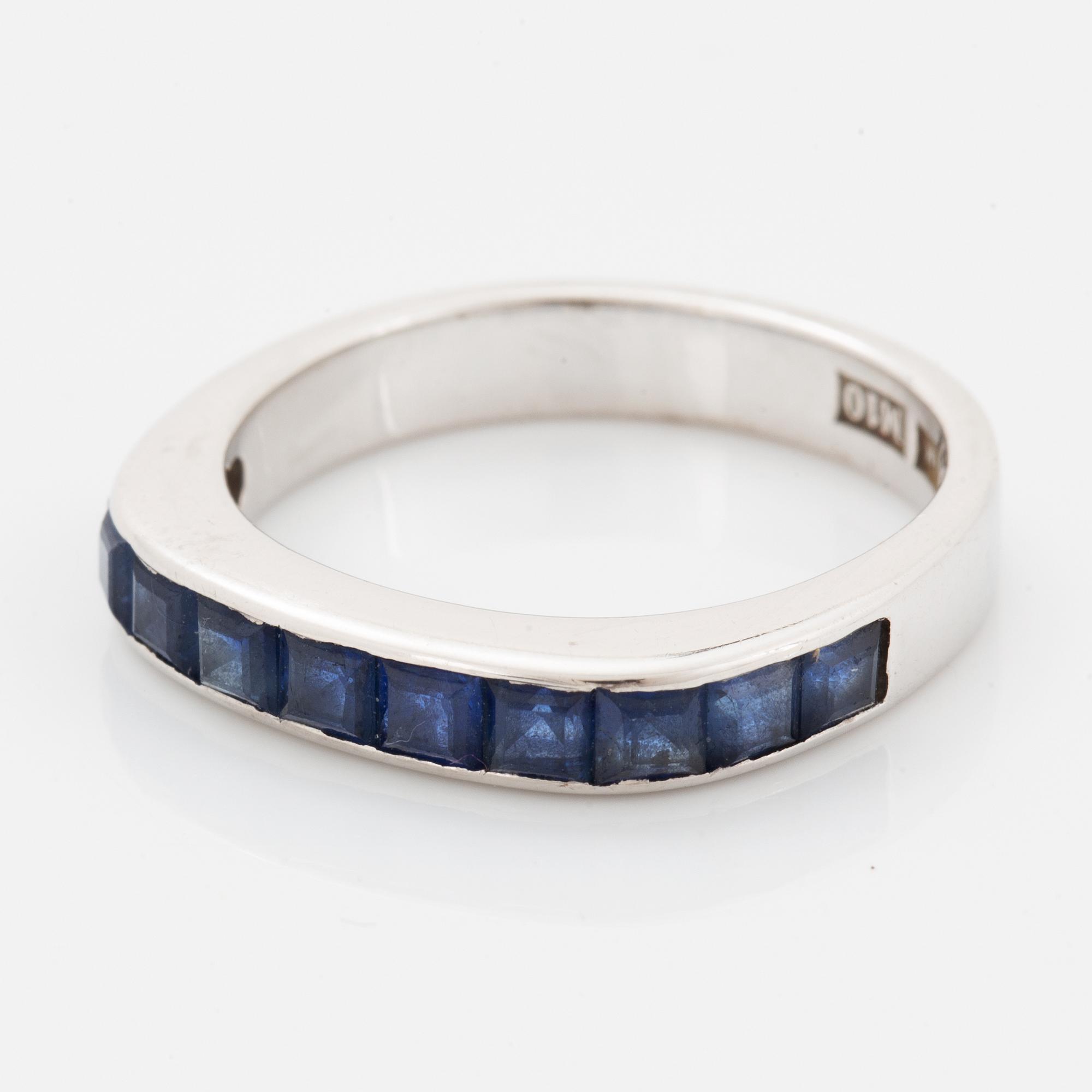 Calibré-cut sapphire ring.