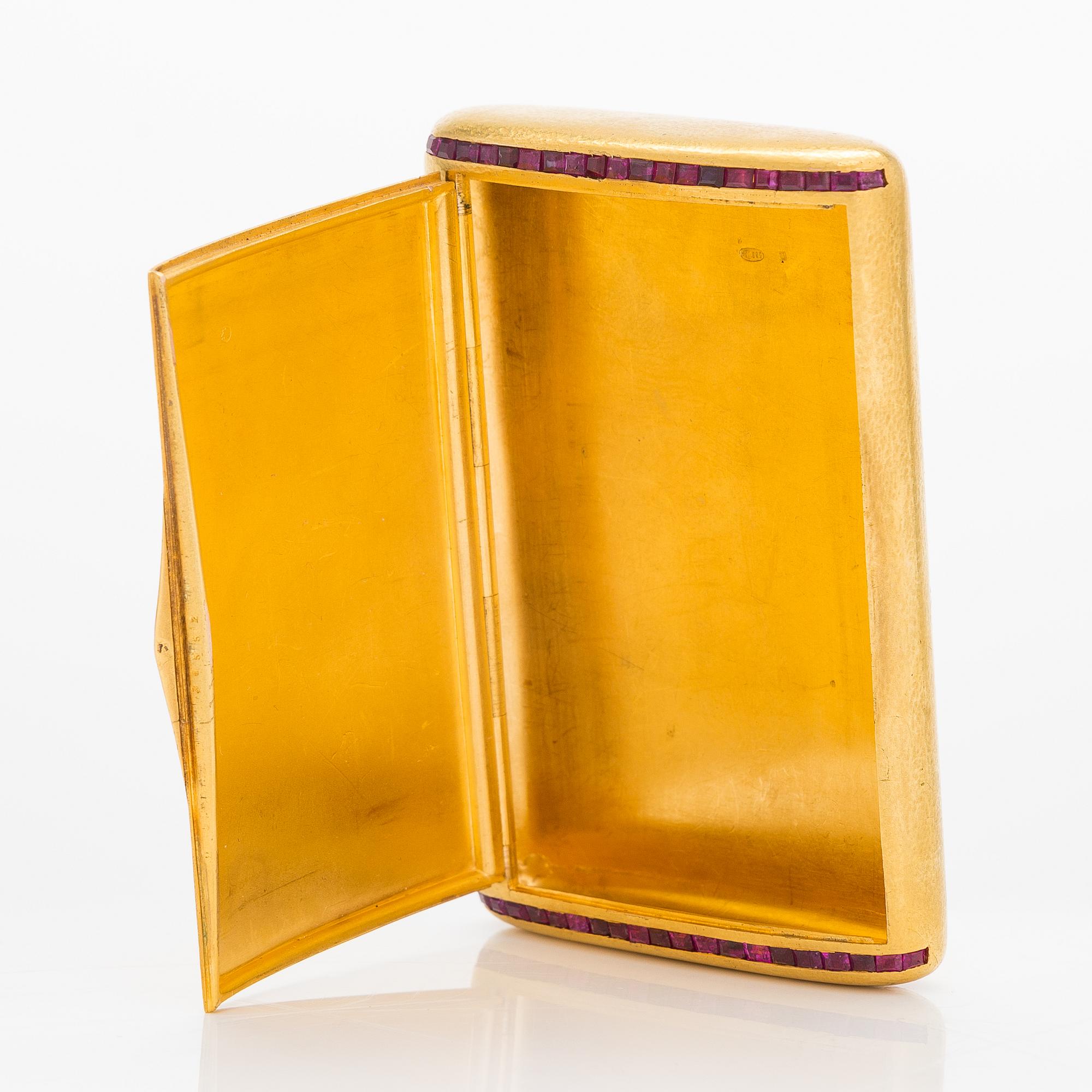 A 14K gold cigarette case with rubies. St- Petersburg, second quarter of the 20th century.