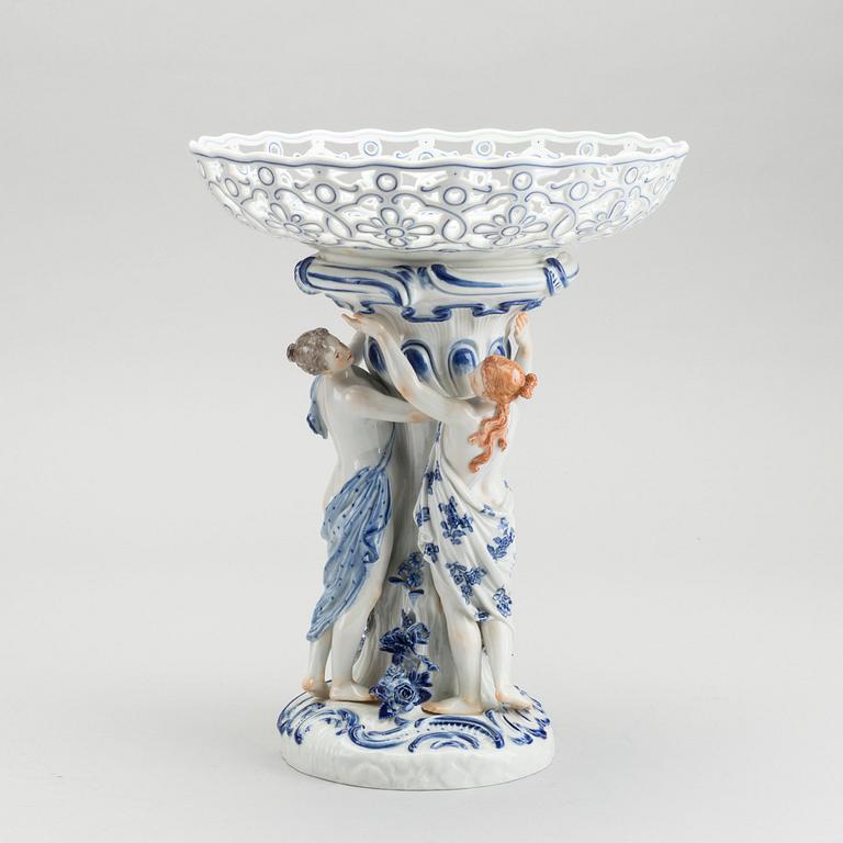 A Meissen porcelain blue and white center piece.