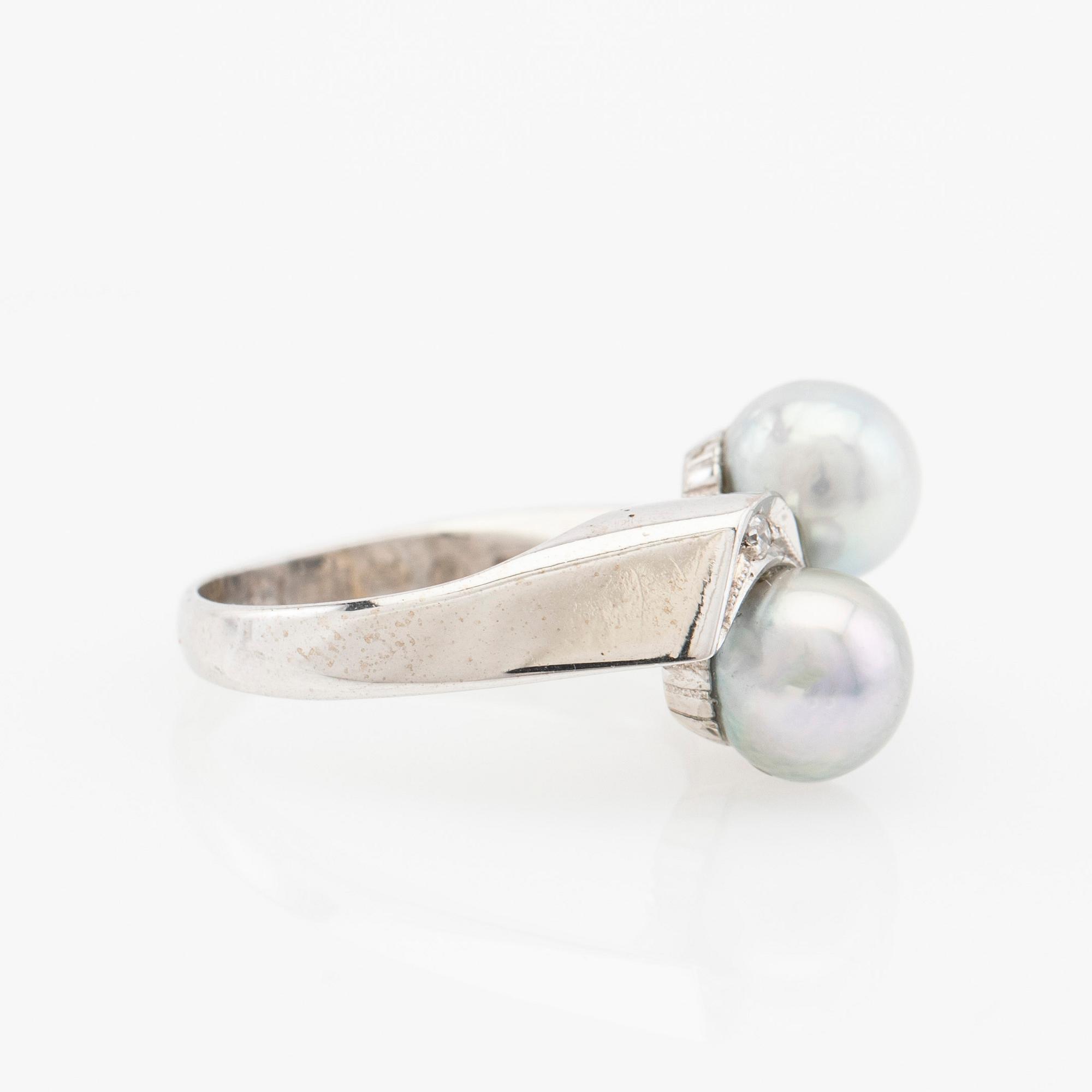 Ring, 18K white gold with cultured pearls and brilliant-cut diamonds.