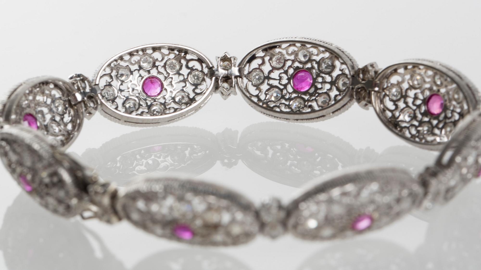 ARMBAND, Buccellati signerad, 18K vitguld med rubiner samt åttkantsslipade diamanter, (troligen Federico Buccellati).