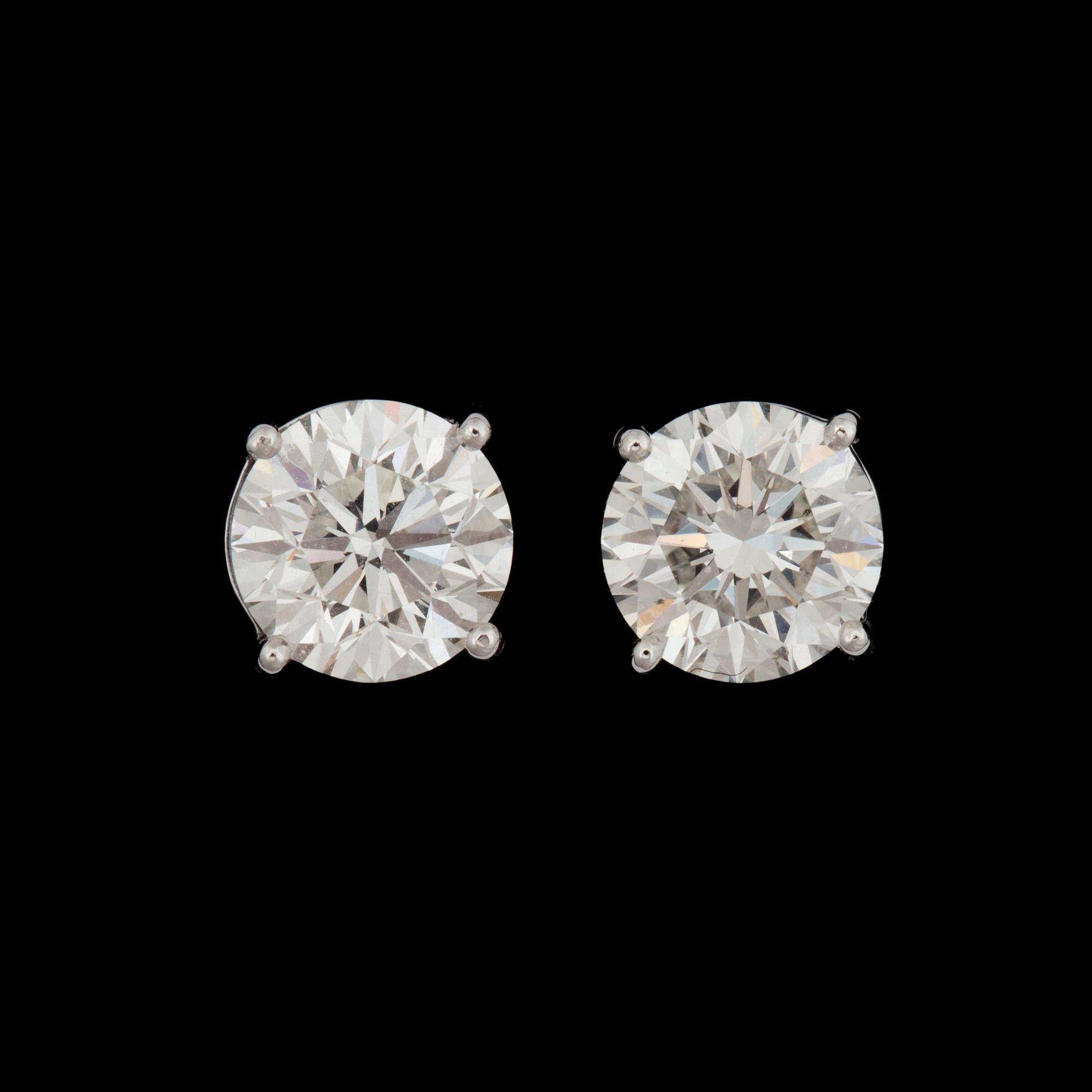 ÖRHÄNGEN med briljantslipade diamanter 2.00 ct samt 2.00 ct. G-H/VS2.
