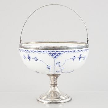Skål på fot, porslin, metallskodd, Royal Copenhagen, "Musselmalet halvblond", omkring 1900.