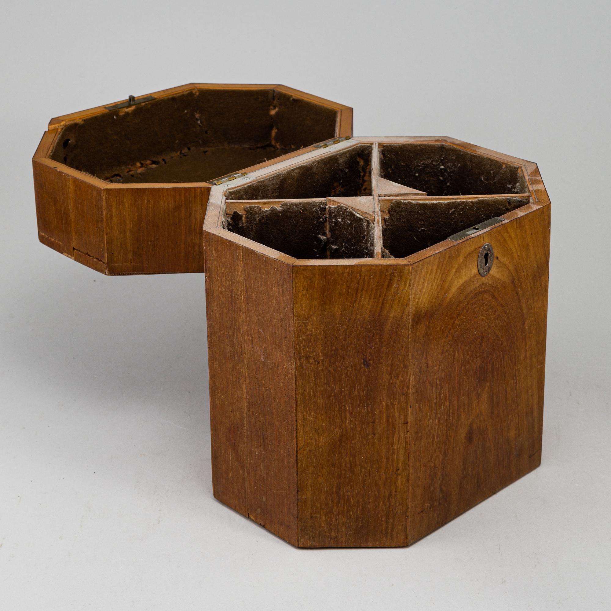 A gustavian style mahogany box with 4 glass bottles, circa 1900.