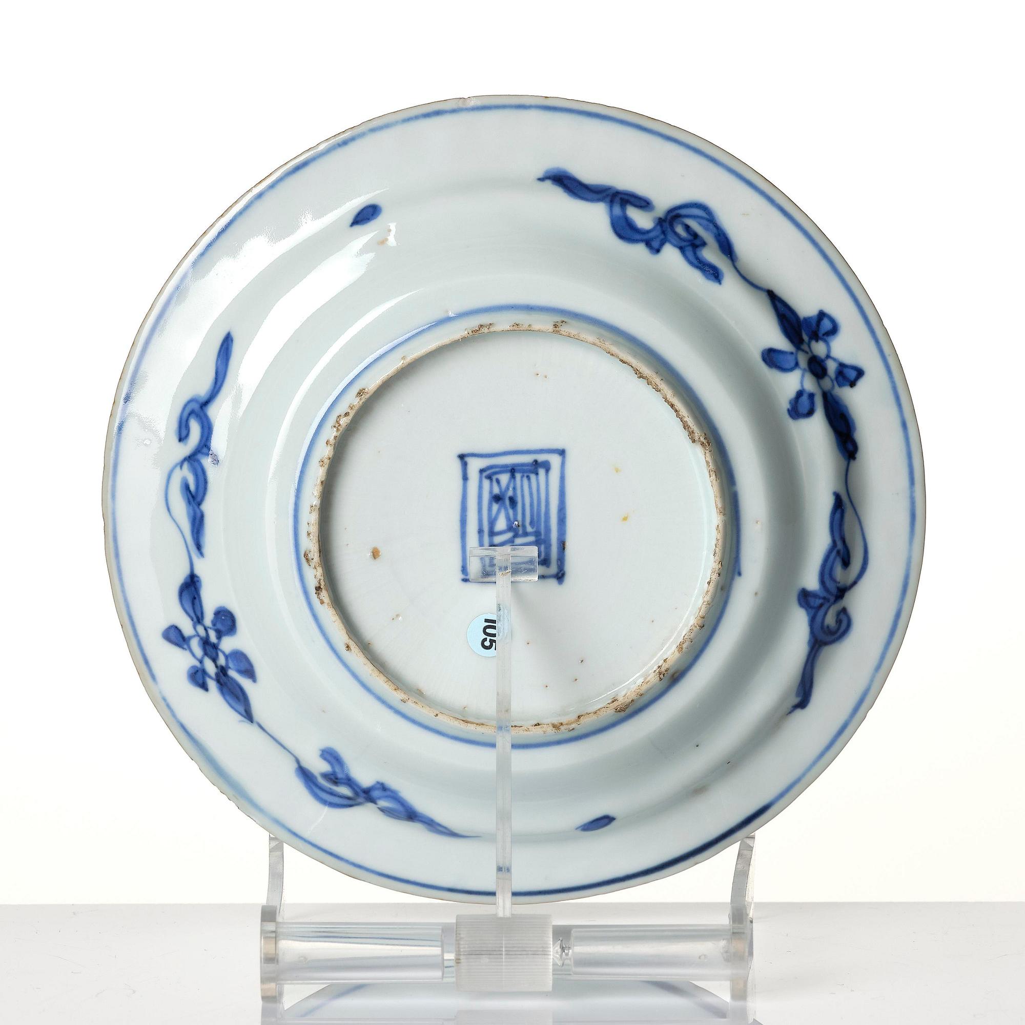 A blue and white brushpot and a dish, Tianqi/Chongzhen, mid 17th century.