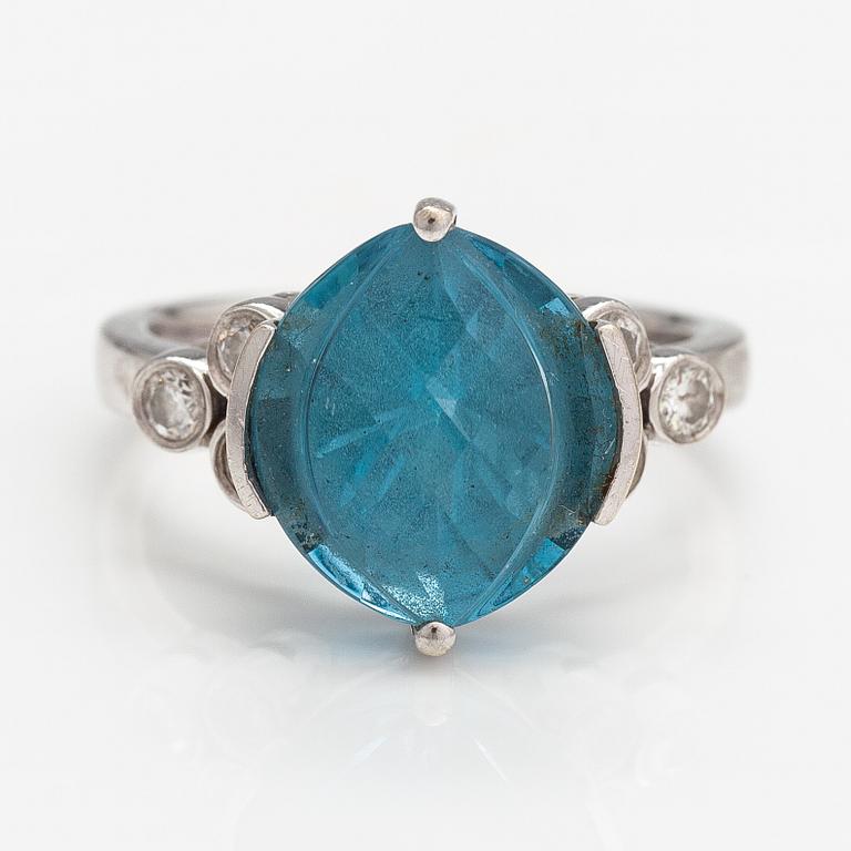 A 14K white gold ring with a topaz and diamonds ca. 0.18 ct in total.