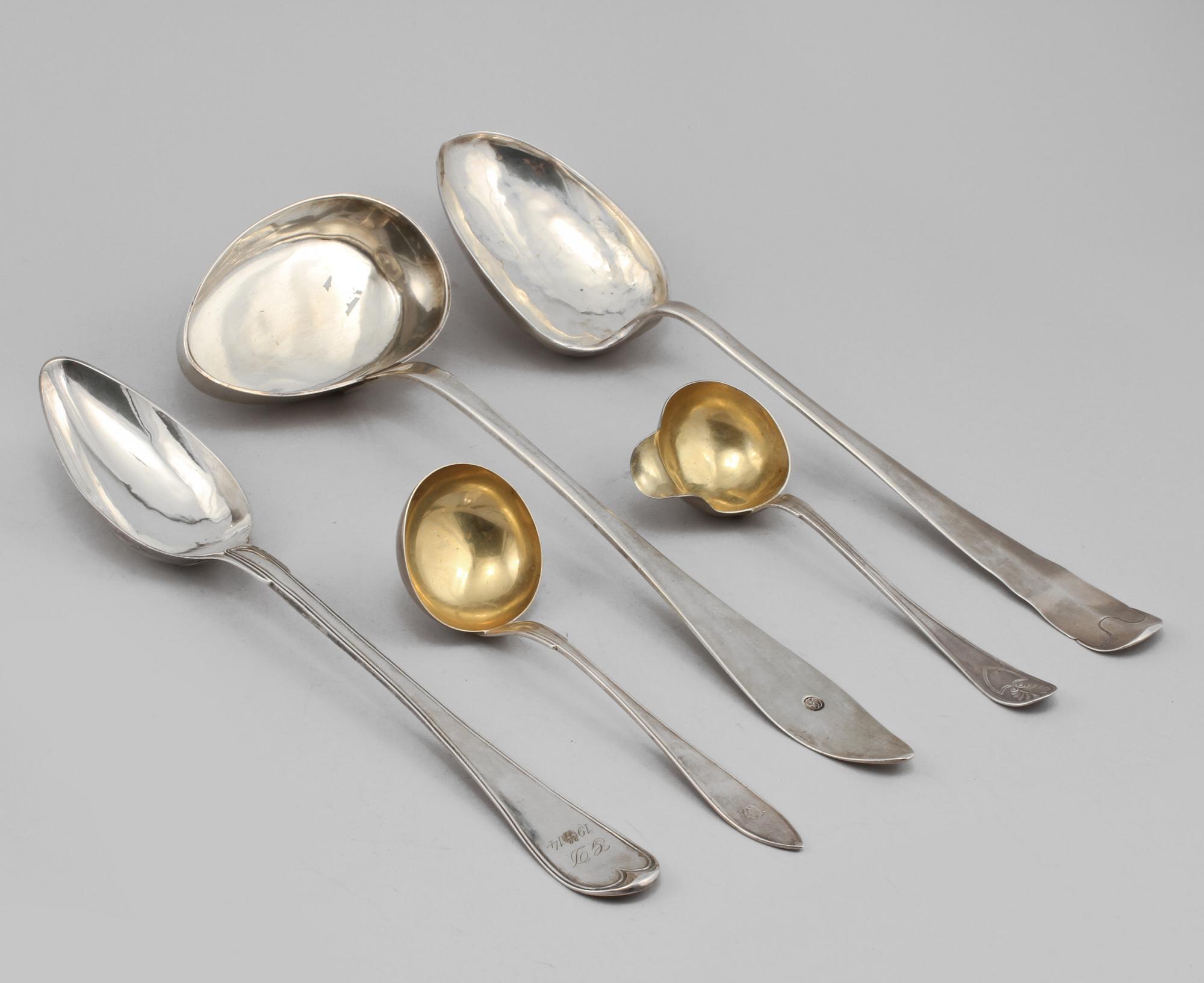 RAGUSKEDAR, 2 st, GRÄDDSKEDAR, 2 st och SOPPSLEV, silver, 1700-, 1800- och 1900-tal. Vikt 727 g.