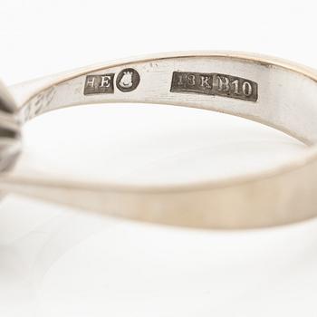 Ring 18K vitguld med en cabochonslipad smaragd och runda briljantslipade diamanter, Stockholm 1976.