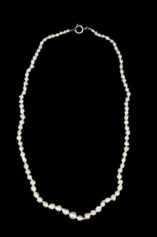 COLLIER, 3st, odlade saltvattenspärlor, två lås i silver.