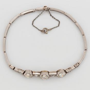 Armband platina med tre gammalslipade diamanter total vikt ca 3.25 ct.