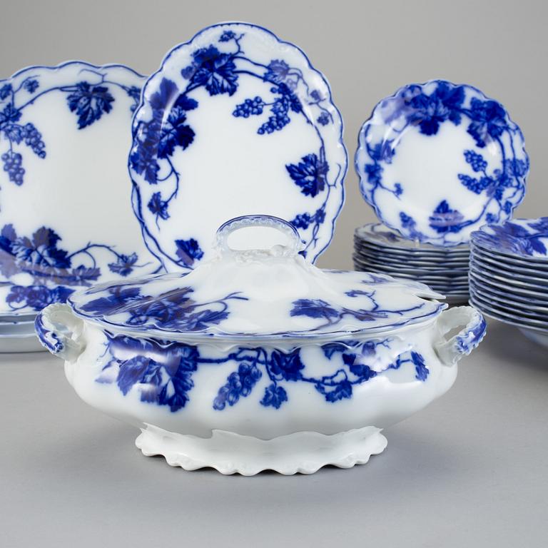 SERVISDELAR, 55 delar, flintgods, "Warwick" Johnson & Bros England. 1900-talets första hälft.