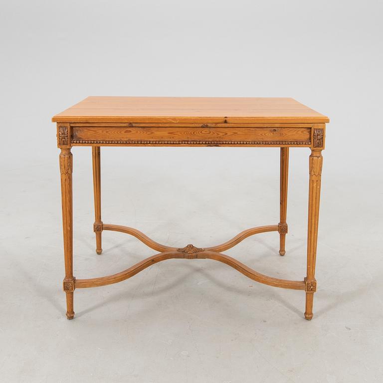 Stolar ett par sengustavianska samt bord gustaviansk stil 18/1900-tal.