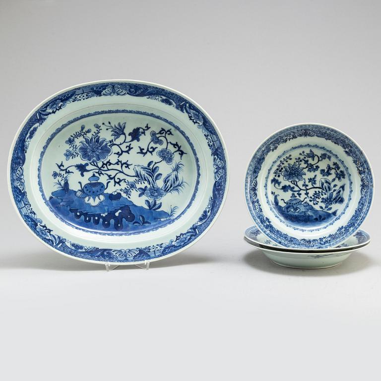 A blue and white export serving dish and three plates, Qing dynasty, Qianlong (1736-95).