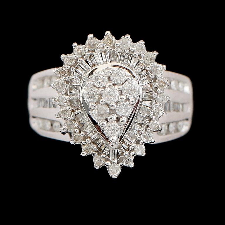 RING, 10 k vitguld, briljant- och baguettslipade diamanter tot ca 1.00 ct. Vikt ca 6,8 g.