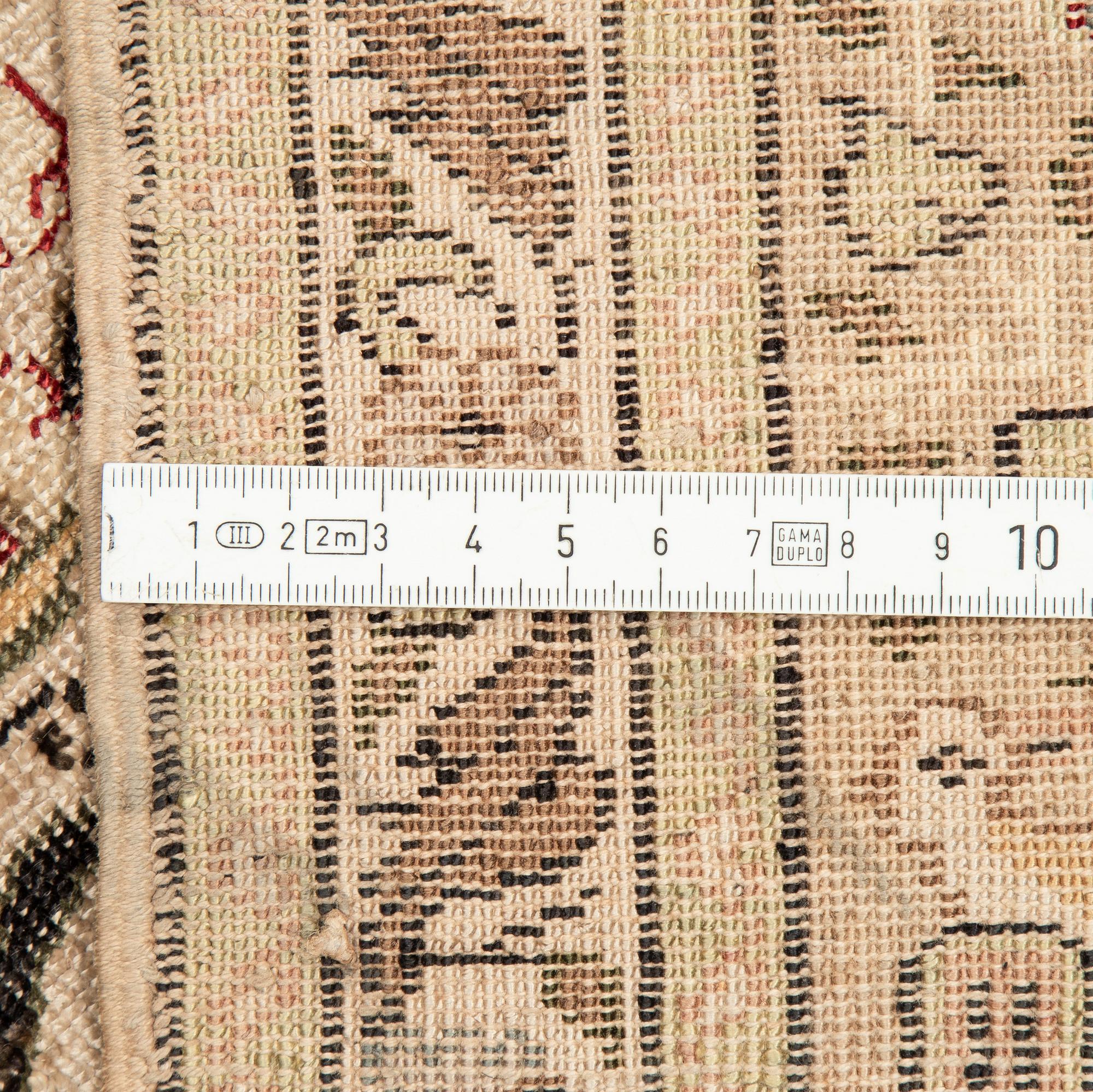 A rug, a semi-antique Kayseri, ca 180-182,5 x 121,5-125,5 cm (as well as the ends with 2 and 3 cm flat weave).