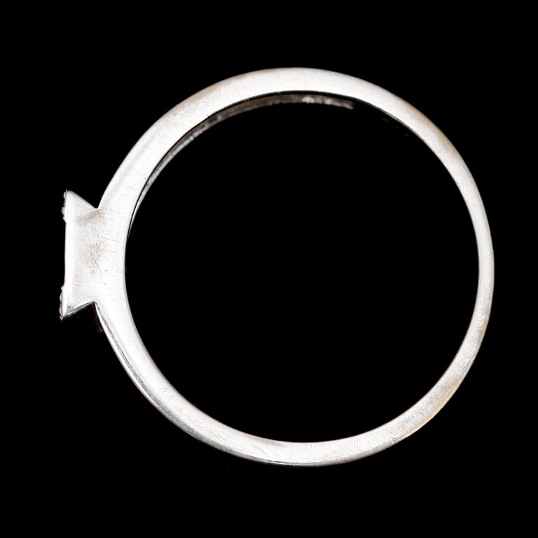 RING, 18 k vitguld, med 8 briljanter. Tot vikt 3 g.