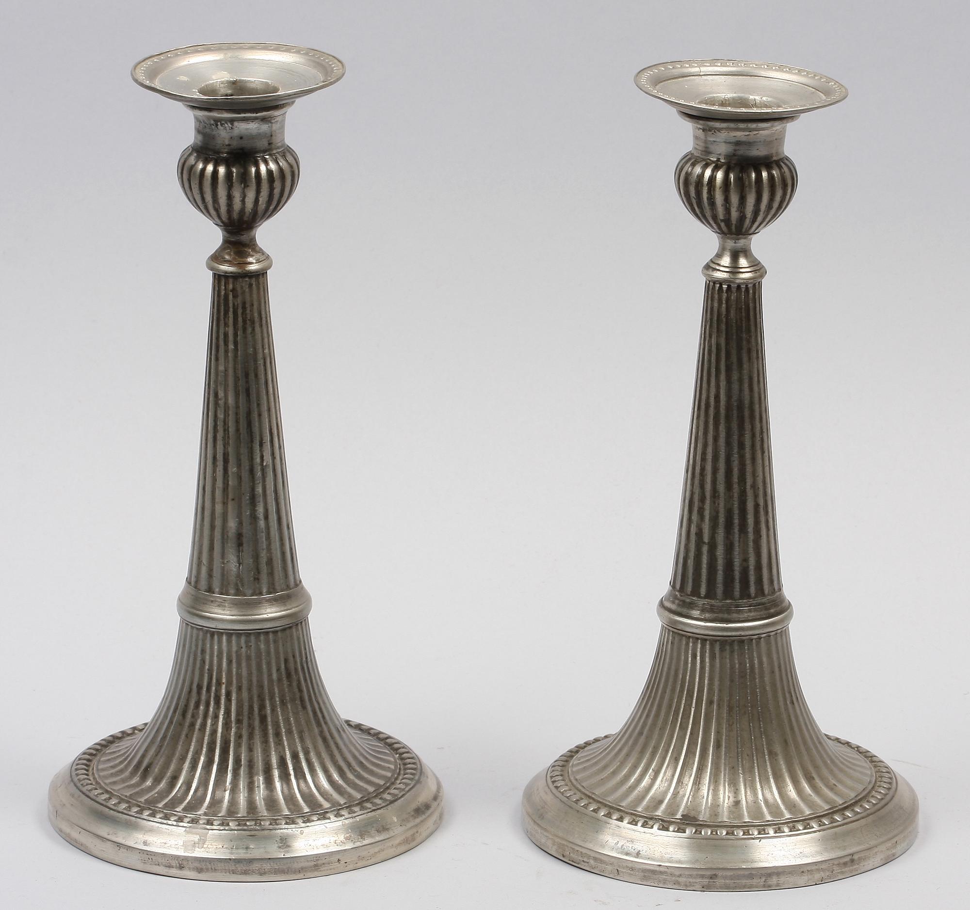 LJUSSTAKAR, ett par, tenn, gustavianska, Martin Artedius, Norrköping 1800.