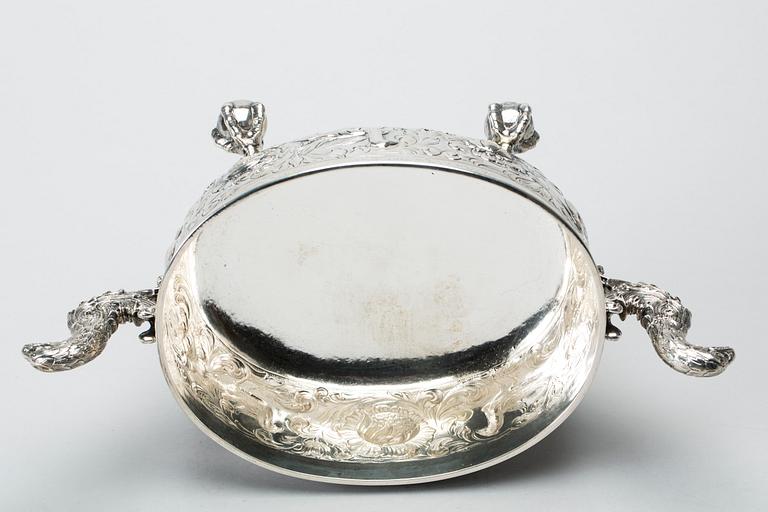 KALLSKÅL/TERRIN, silver, I. Frisenberg, Lillehammer. Kopia av Kvarbergsterrinen. Vikt ca 1180g.