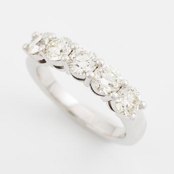 Ring halvallians 18K vitguld med briljantslipade diamanter.