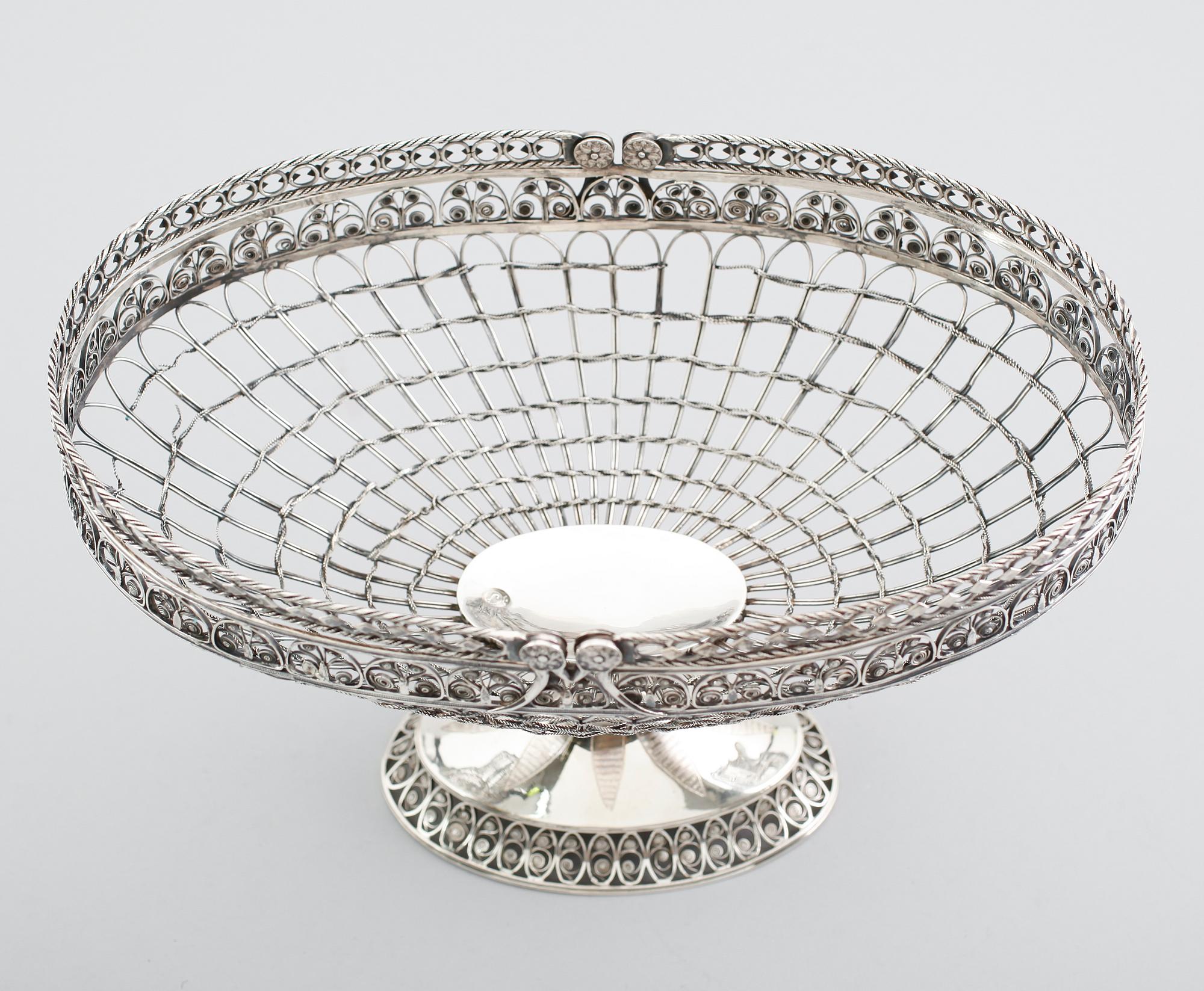 KORG, silver, Johan Carlsson, Norrköping 1821. Vikt ca 600 gram.