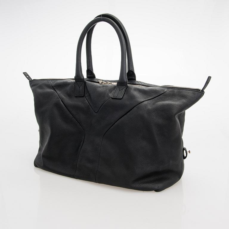 Yves Saint Laurent, a 'Easy Y Tote' bag.