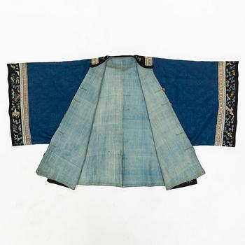 An embroidered Chinse silk jacket, Qing dynasty, late 19th century.