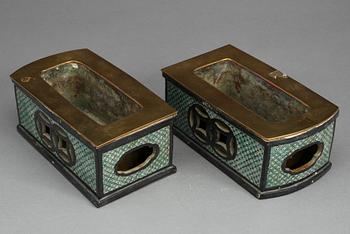 SOCKLAR MED INSATS FÖR BLOMMOR, porslin, Kina, 1800-tal.