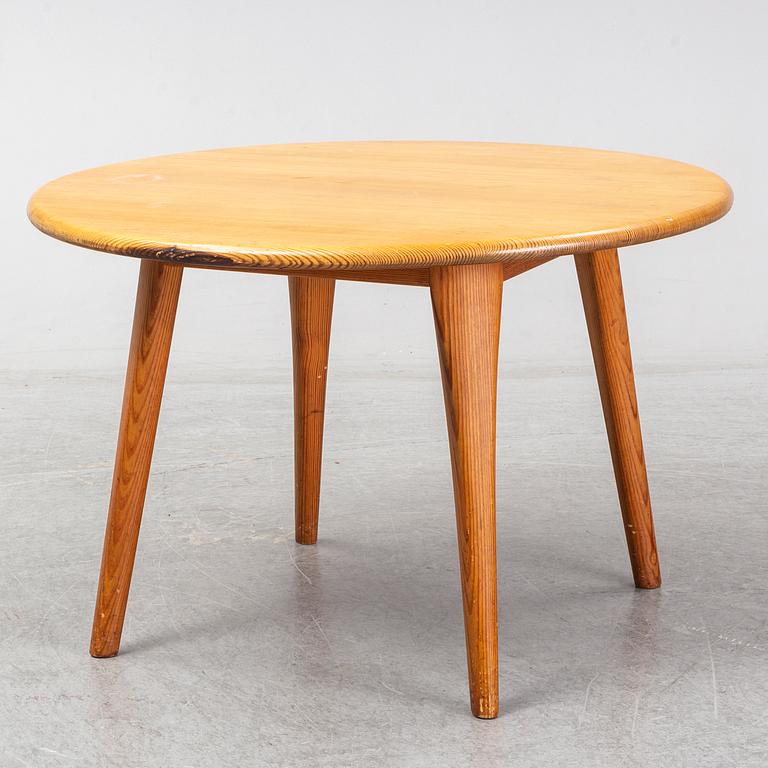 A Swedish 1960s pinewood round sofa table, design CARL MALMSTEN.