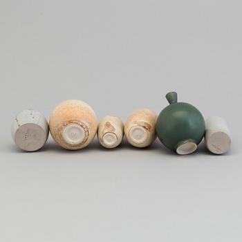 13 stoneware miniatures, including Vivi Calissendorf, John Andersson och Winblad.