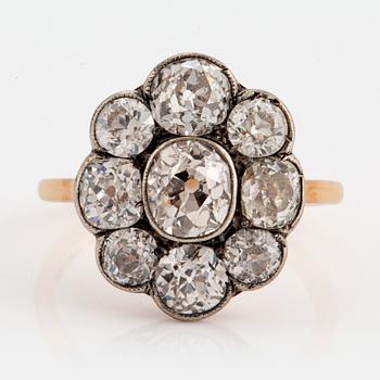 1032. A diamond cluster ring in 18K gold.