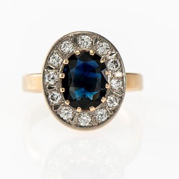 RING, 14K guld, fasettslipad safir, briljantslipade diamanter. Toivo J. Toivonen 1984. Vikt ca 8,5 g.