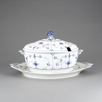 TERRIN på FAT, porslin, "Musselmalet", Royal Copenhagen, omkring 1900.