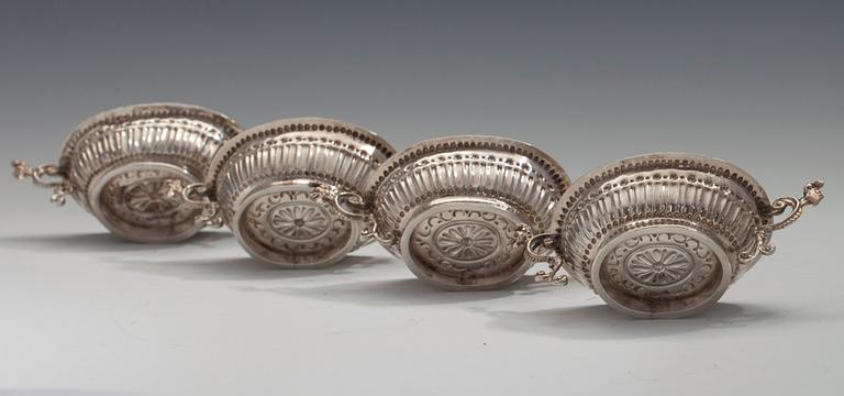 SALTKAR, 4 st. Sterling silver. London 1808. Förgylld insida. Bredd 12 cm. Vikt 261 g.