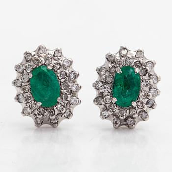 Korvakorut, n. 13K valkokultaa, smaragdeja sekä timantteja yht. noin 0.80 ct.