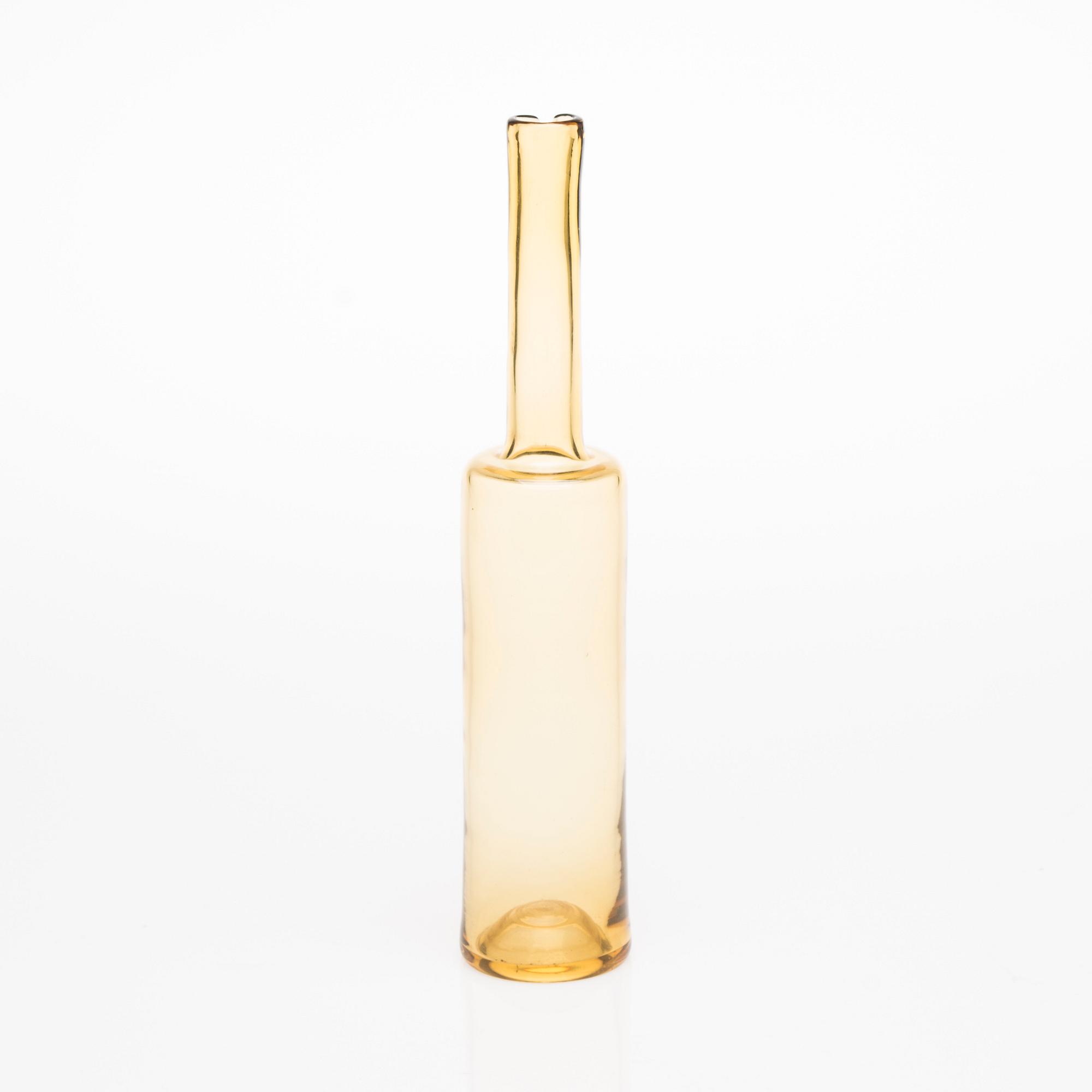 FLASKA, glas, signerad Nanny Still Riihimäen Lasi Oy. Modellen formgiven 1959.
