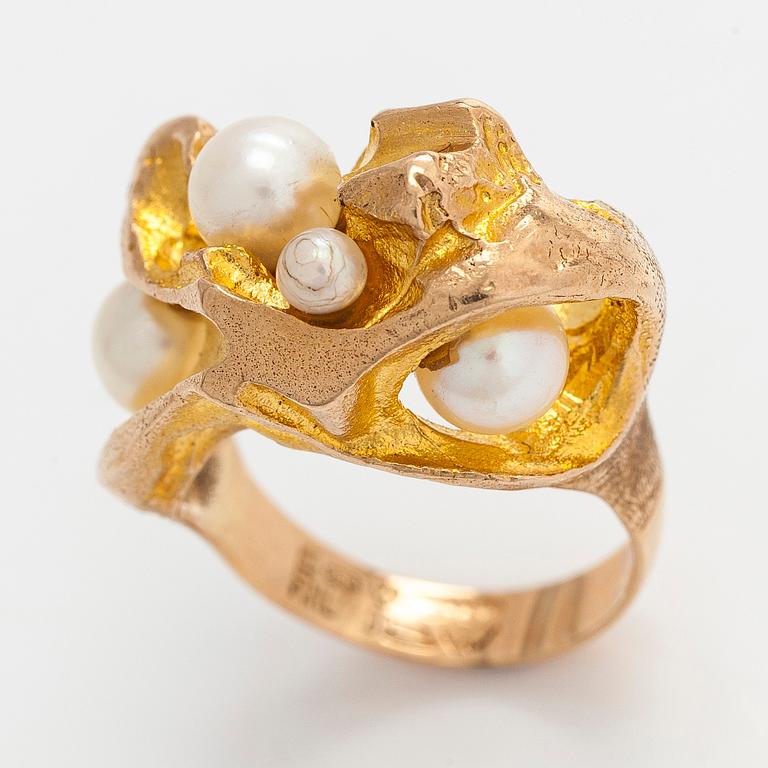 Björn Weckström, ring, "Kastehelmet", 14K guld och odlade pärlor, Lapponia 1971.