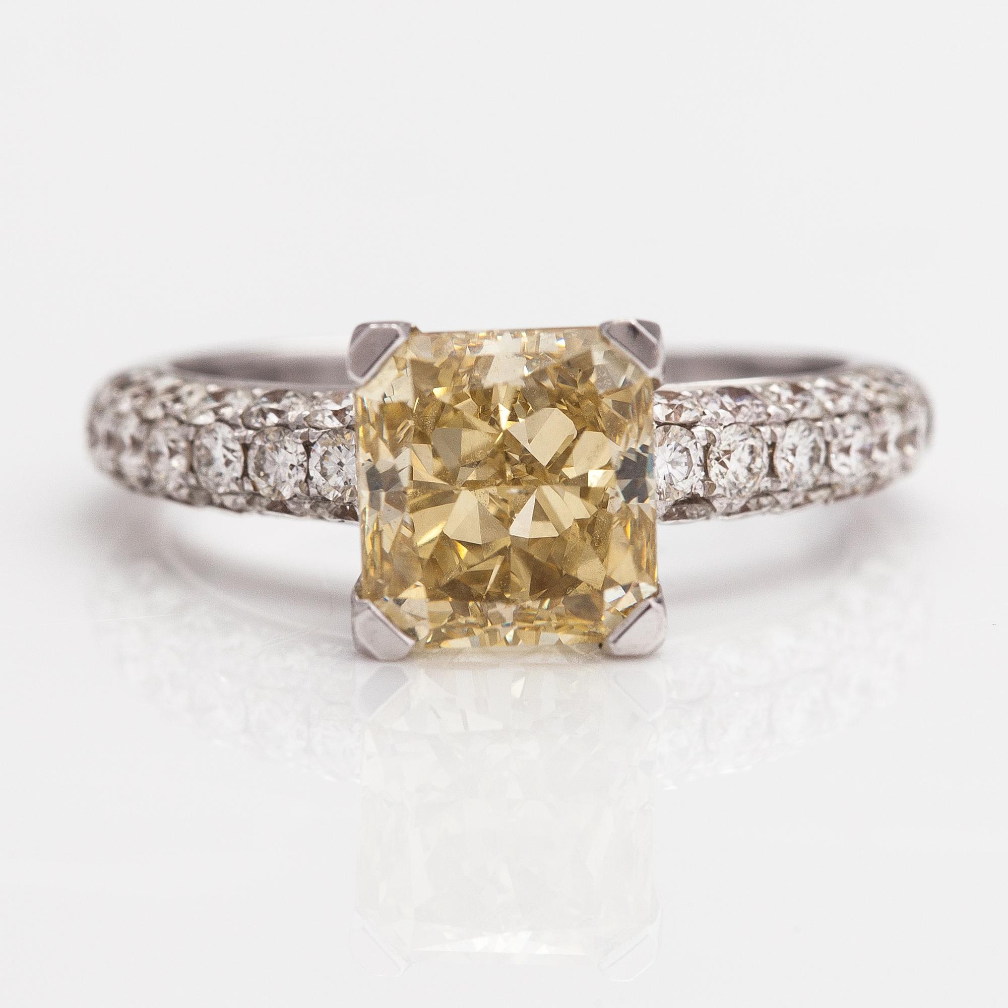 A 18K white gold ring with diamonds ca. 4.03 ct in total. With GIA certificate.