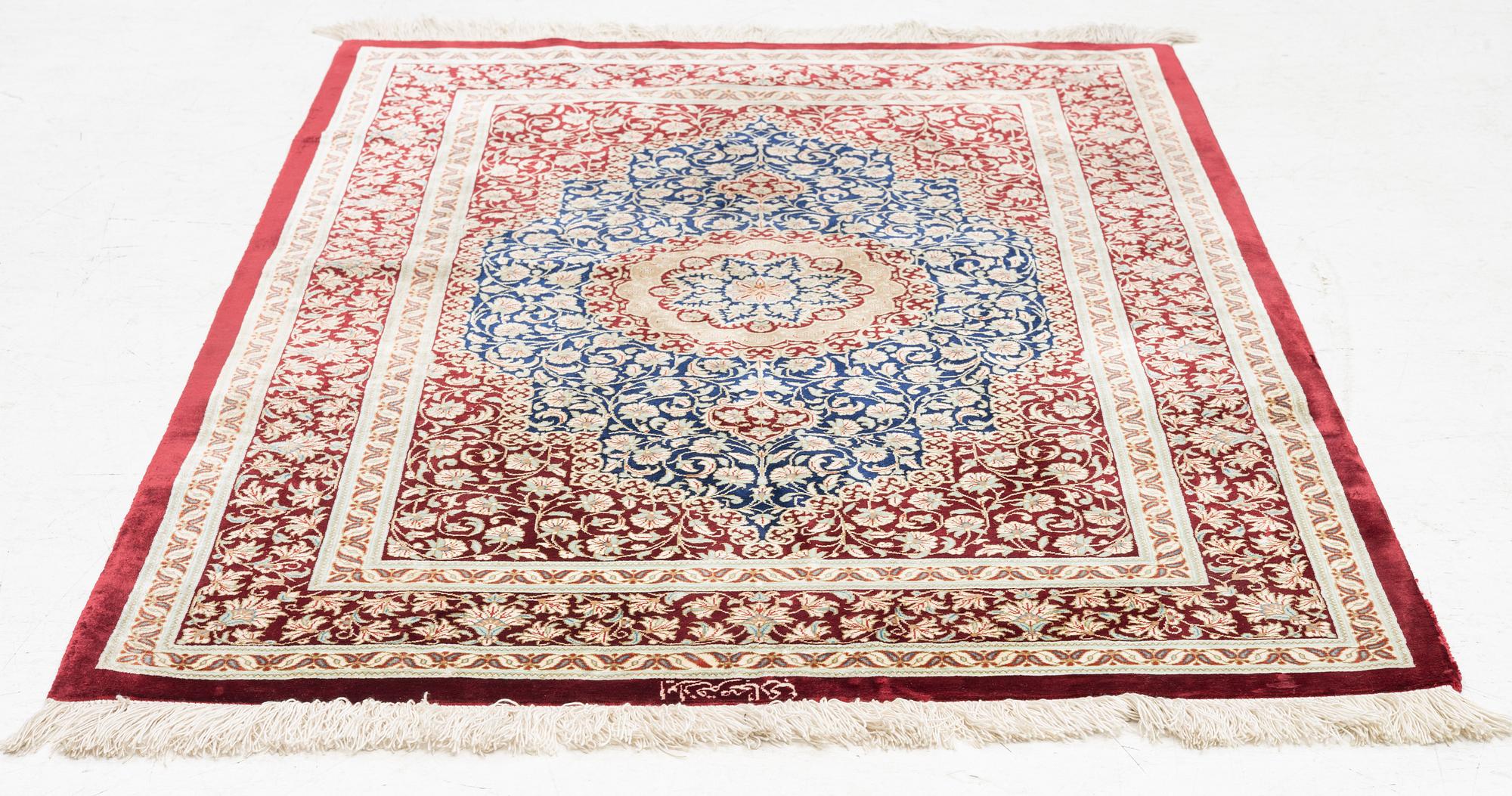 Matta, silke Ghom, signerad, ca. 106 x 80 cm.