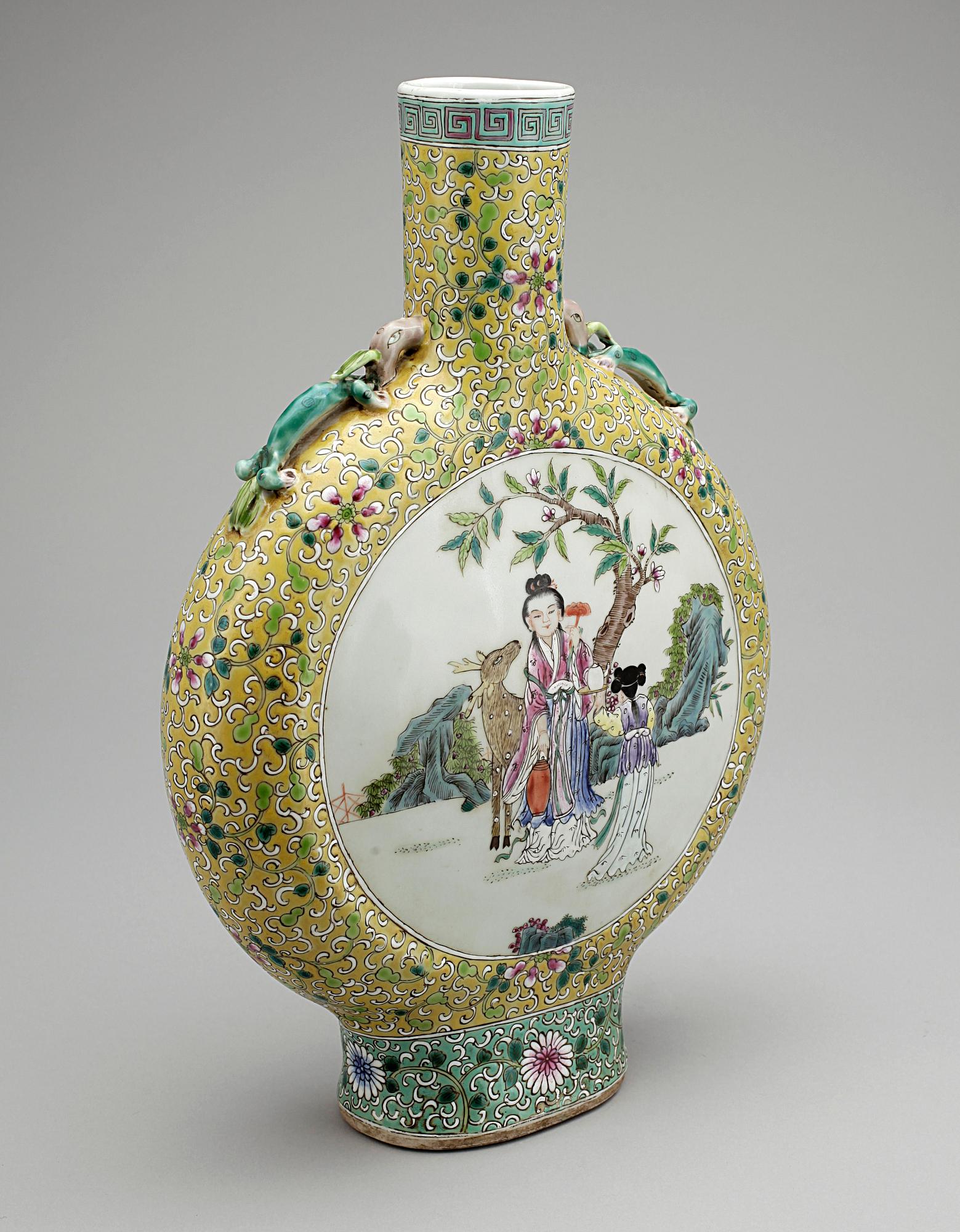 PILGRIMSFLASKA, porslin, Kina 1900-tal.