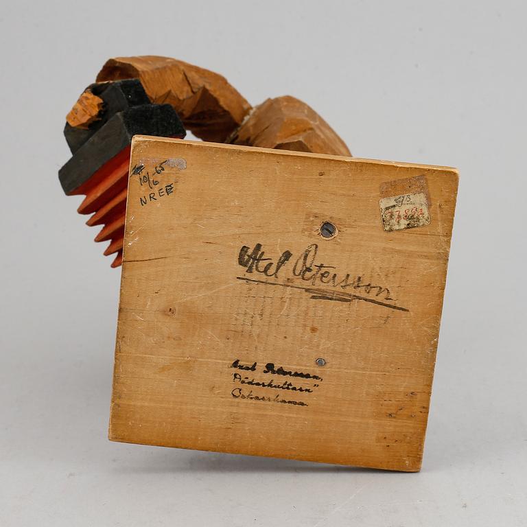 Axel Petersson Döderhultarn, träskulptur. Signerad. Höjd 27 cm.