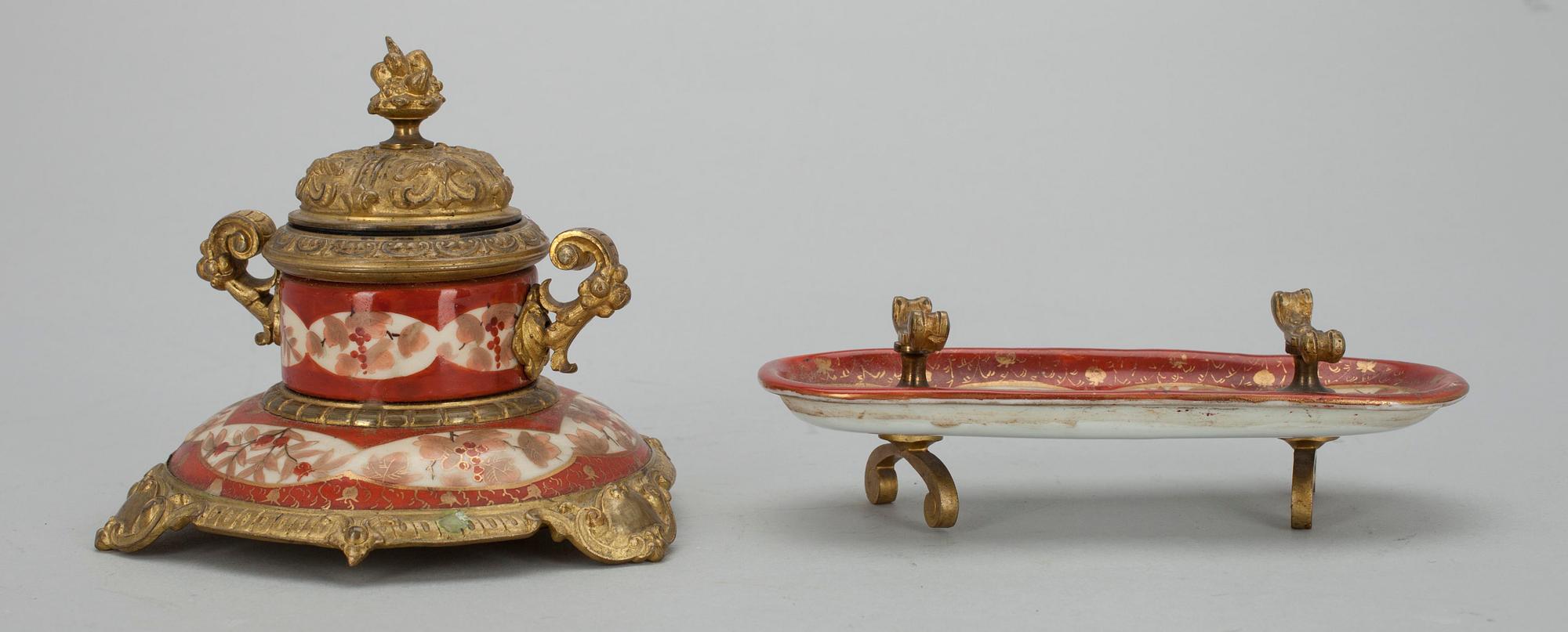 SKRIVBORDSGARNITYR,  4 delar,  målat porslin samt mässing, 1800-talets slut.