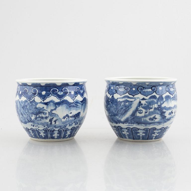 A pair of blue and white flower pots, late Qing dynasty, circa 1900.