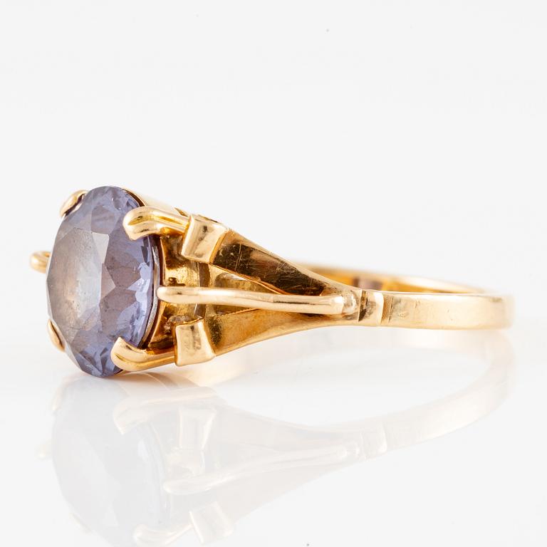 Ring 18K gold with a purple stone.