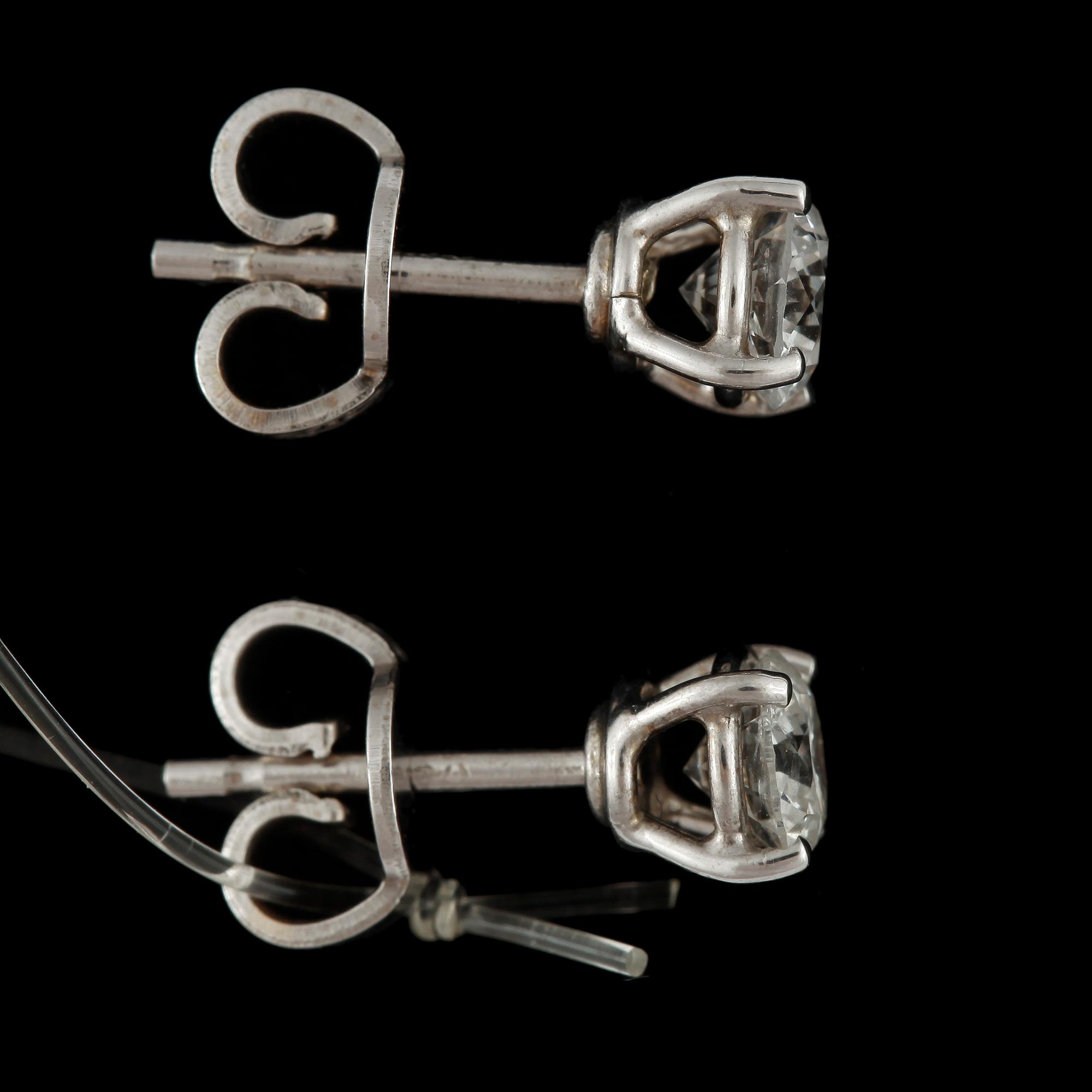 ÖRHÄNGEN, ett par, 18k vitguld med briljantslipade diamanter tot ca 0,8 ct. Vikt ca 2 gram. 2000-tal.