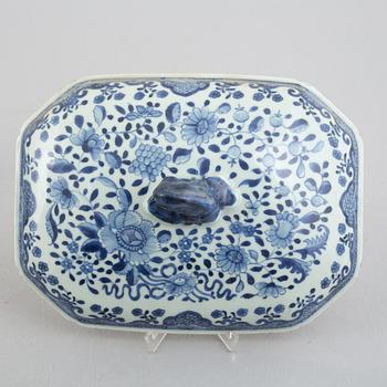 Nine pieces of Chinese porcelain, Qing dynasty, 18th-19th century.