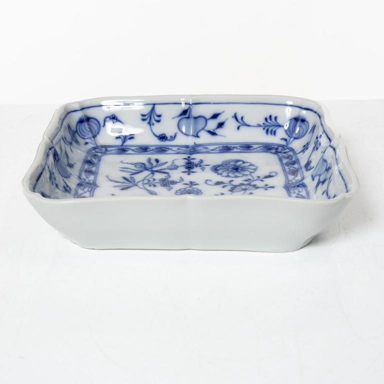 A 54-piece porcelain dinner service, 'Onion pattern/Zwiebelmuster', predominantly Meissenstadt, Tyskland.